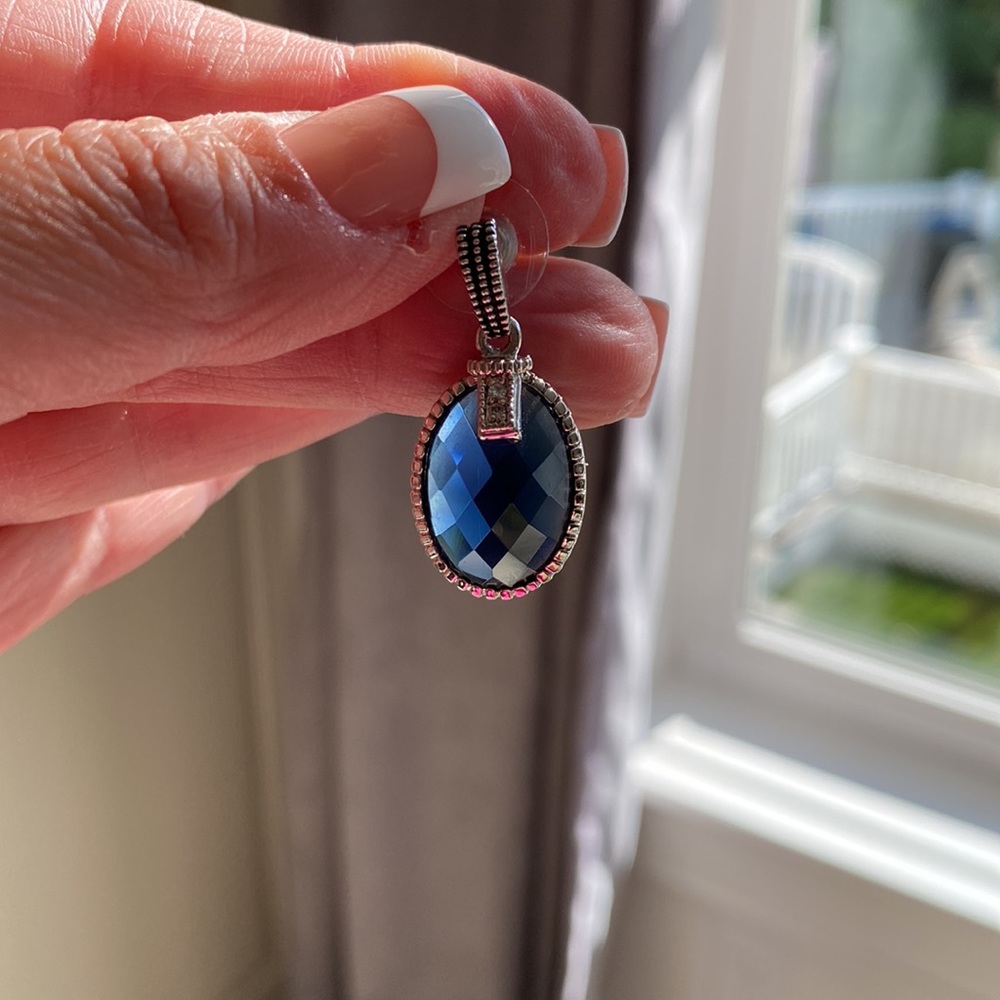 Gorgeous blue drop earrings.